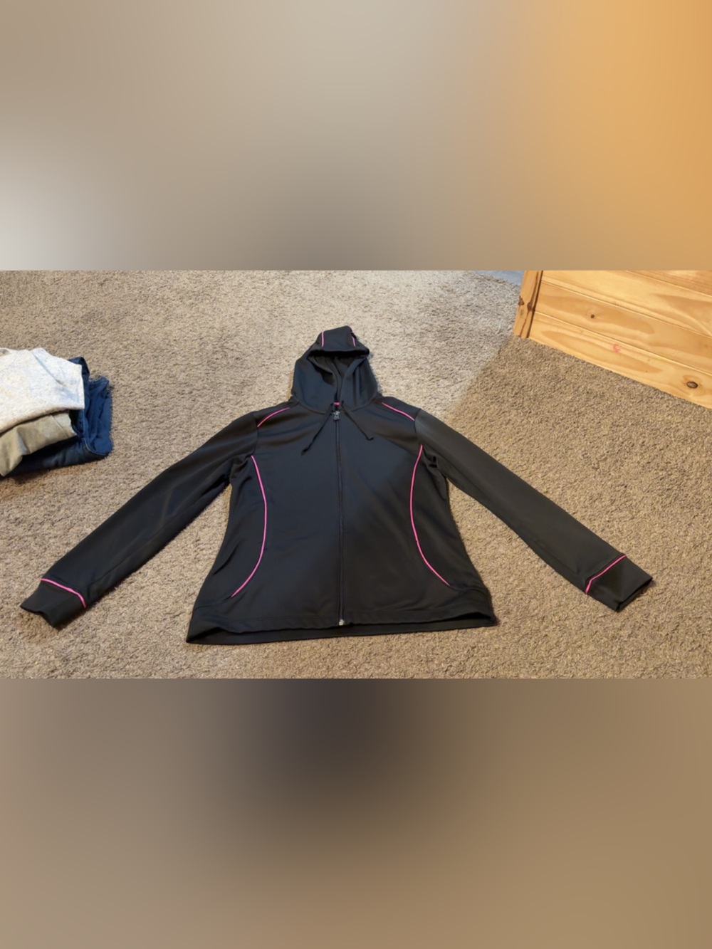 Med Under Armour black zip up hoodie with pockets